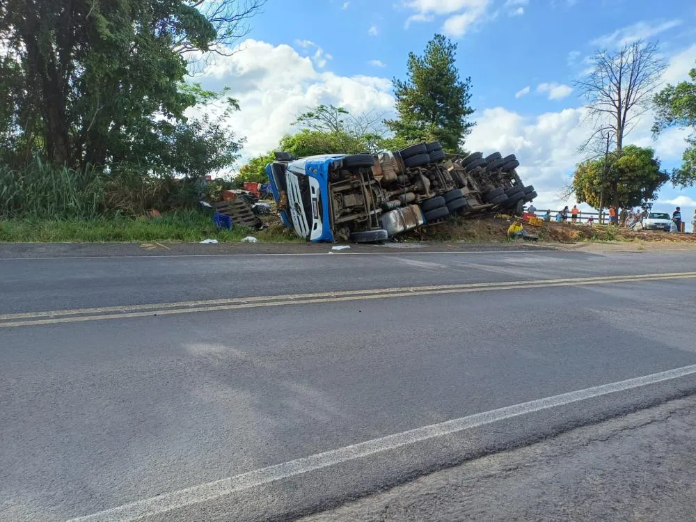 Carreta tomba e população saqueia carga de cerveja no Norte Pioneiro