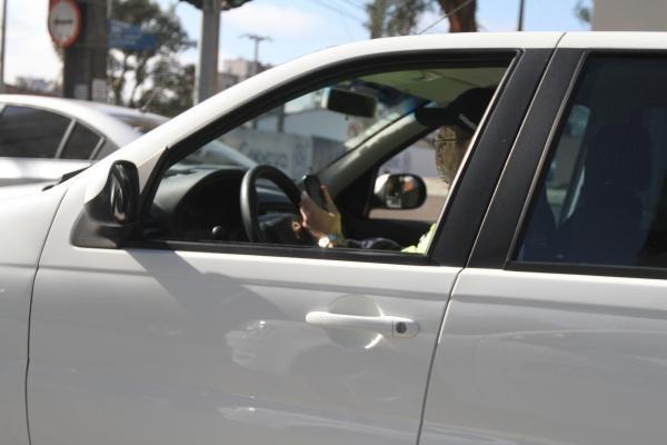 Celular ao volante rende uma multa a cada cinco minutos no Paraná