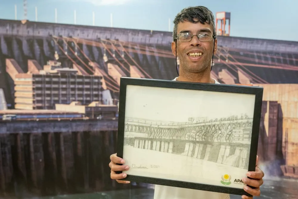 Artista da Apae entrega desenho da barragem da Itaipu a Enio Verri