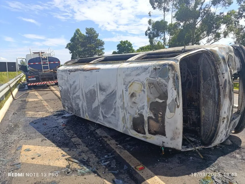 Kombi capota, pega fogo e é abandonada em Wenceslau Braz