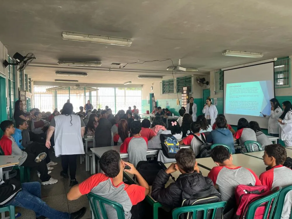 “Saúde na Escola” promove palestra sobre cuidados pessoais e sexualidade no Colégio Estadual Ary Barroso