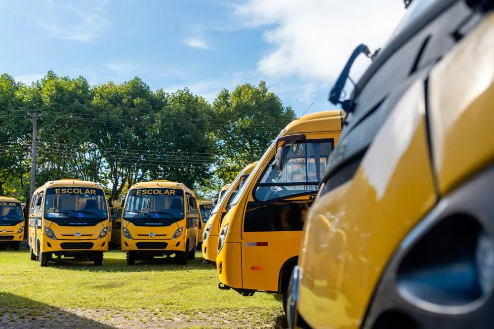 Governo entrega mais 102 ônibus novos a 86 municípios