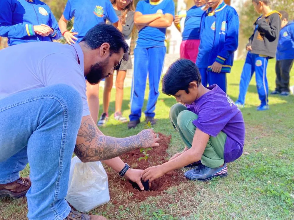 Crianças participam de conscientização sobre o meio ambiente e plantam árvores em Arapoti