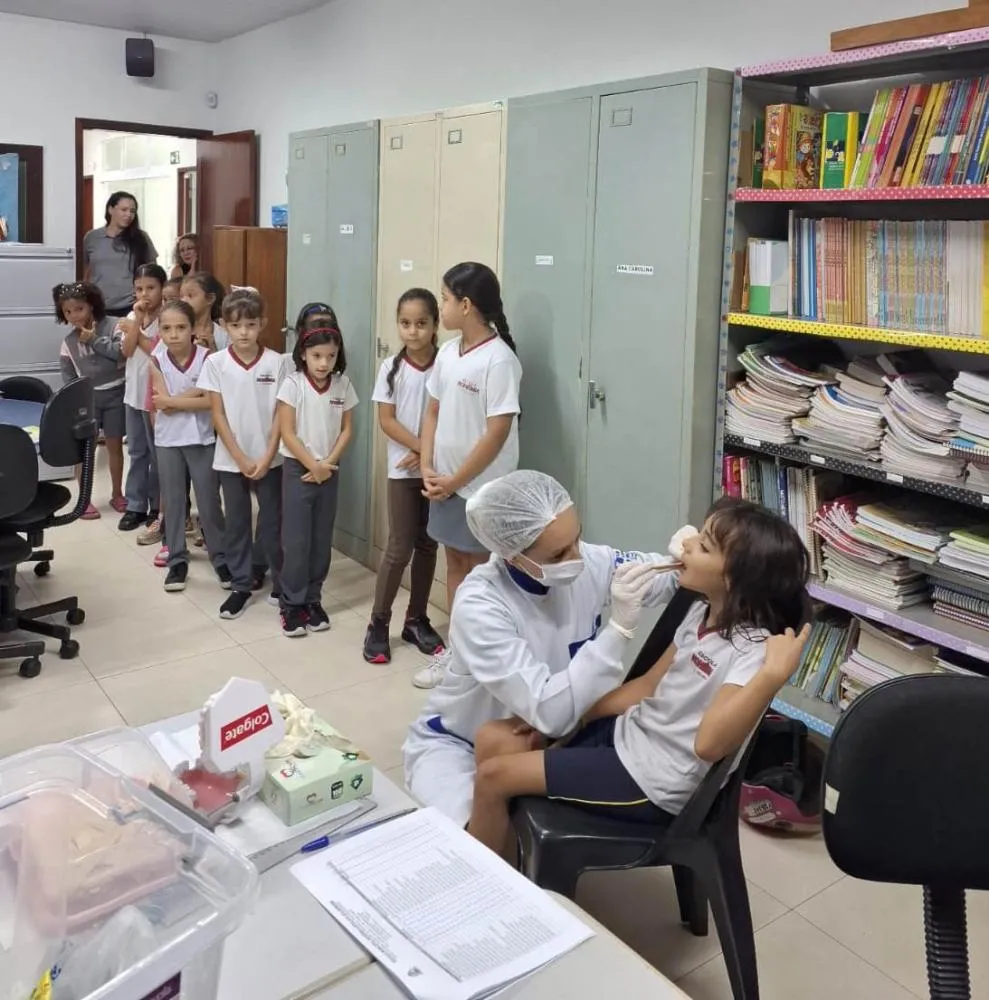 Mais de 200 alunos passam por avaliação odontológica gratuita em Santo Antônio da Platina