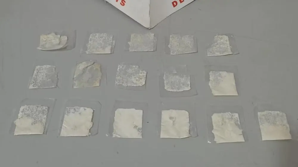 Menina de quatro anos leva cocaína para escola e 20 crianças vão parar no hospital