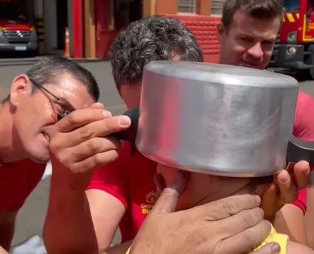Bombeiros socorrem criança que ficou com a cabeça presa em panela de pressão