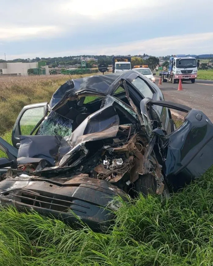 Carro fica destruído e motorista sobrevive por milagre a acidente na PR092
