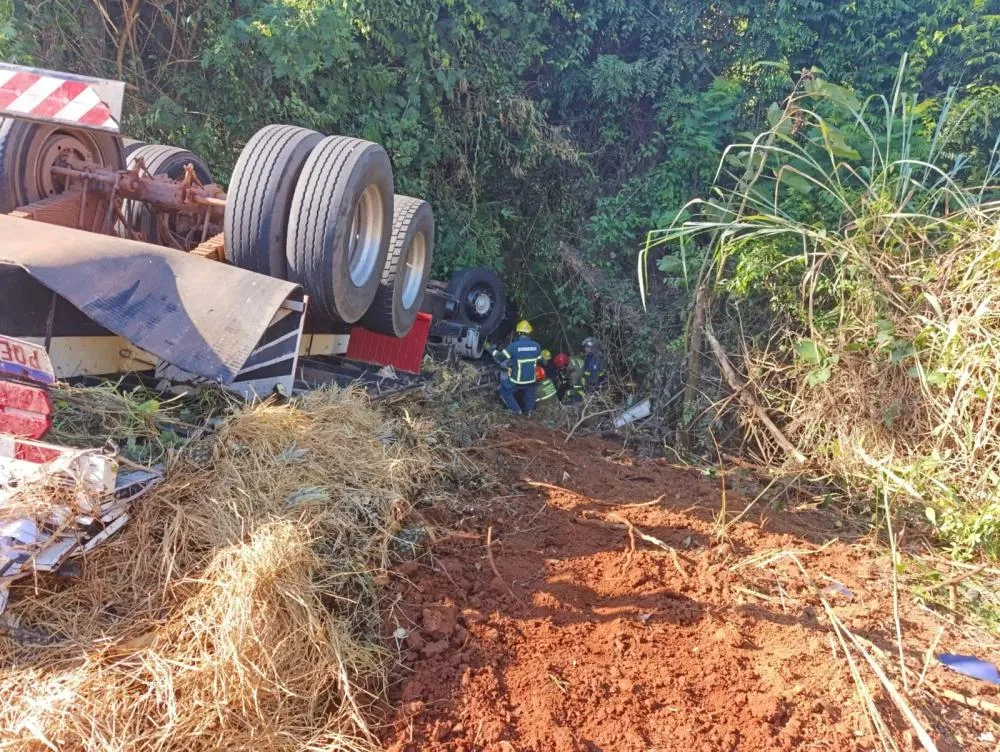 Caminhão cai em ribanceira e motorista morre em Ibaiti