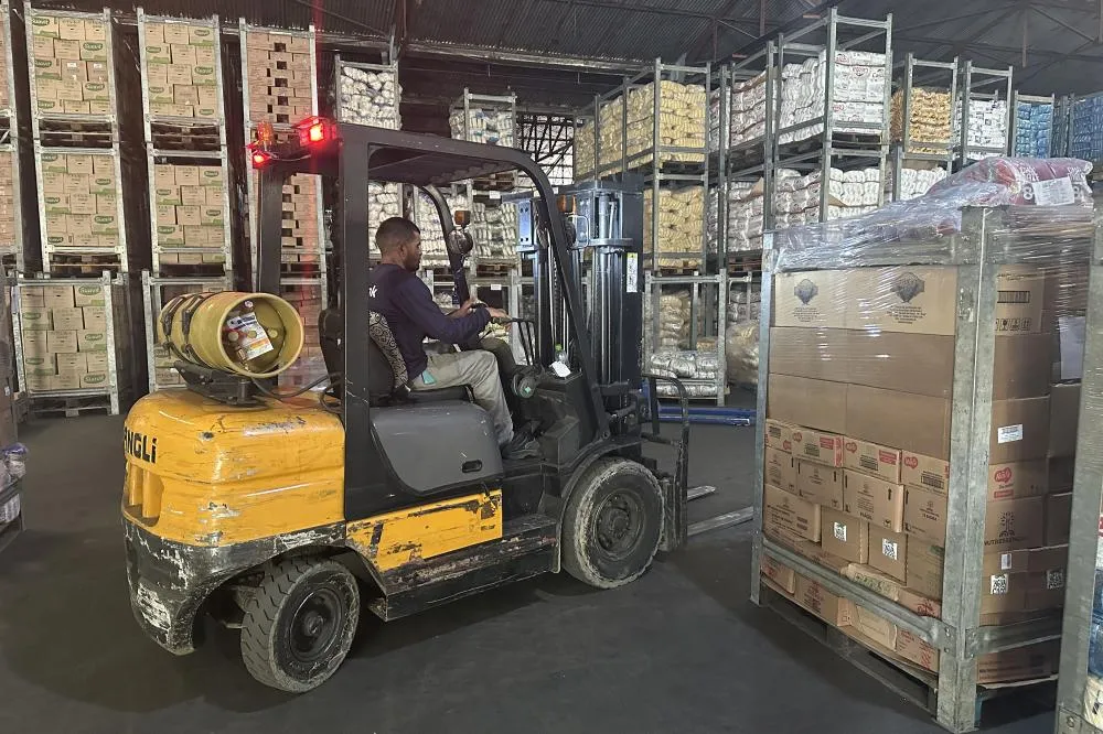 Governo entrega a 2ª remessa de alimentos não perecíveis para as 2 mil escolas estaduais