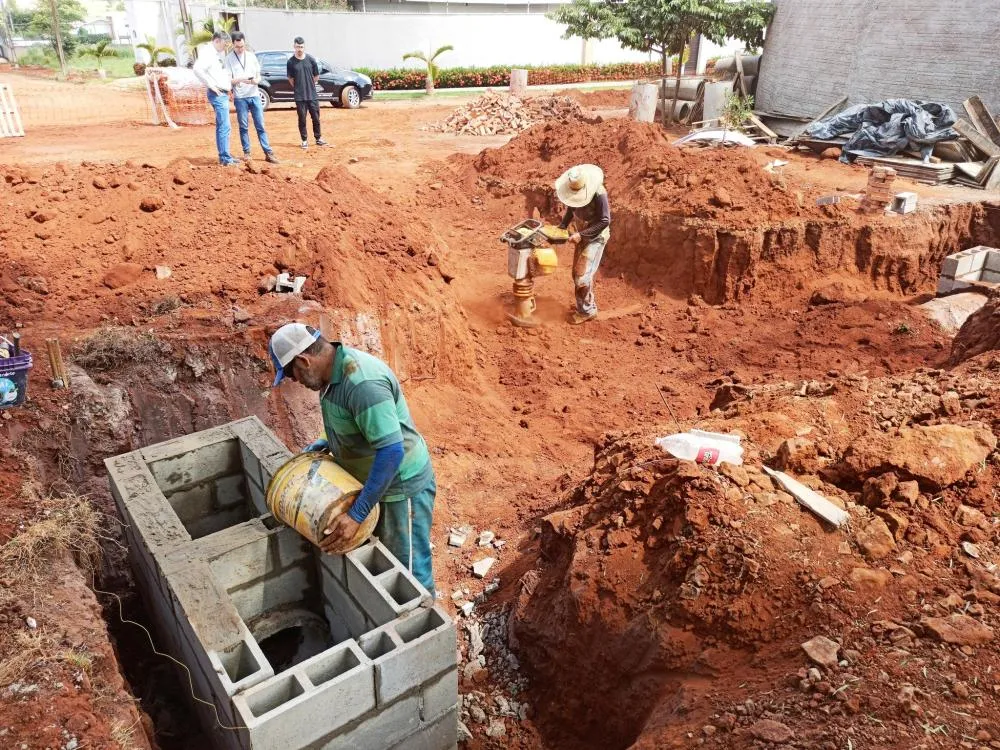 Obras de pavimentação e implantação de galerias pluviais avançam em Santo Antônio da Platina