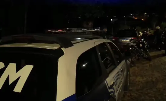 Mulher é surpreendida por ladrão dentro de sua casa ao chegar do trabalho