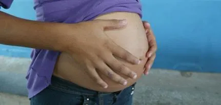Mãe e filho são presos após o suspeito dar soco na barriga de uma grávida