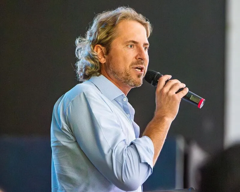 Zeca Dirceu alerta municípios sobre prazos para obras do Novo PAC