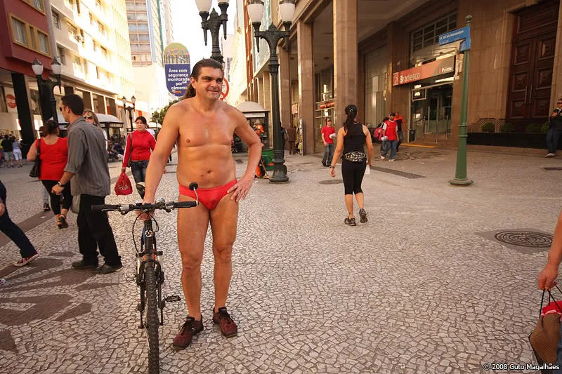 Curitibanos organizam passeio de bicicleta em homenagem ao “OilMan”