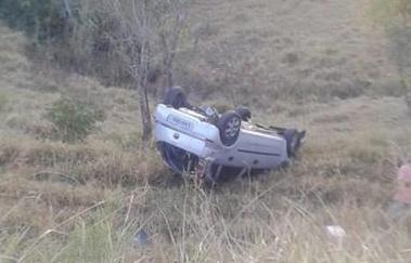 Carro capota em ribanceira e motorista sai ileso