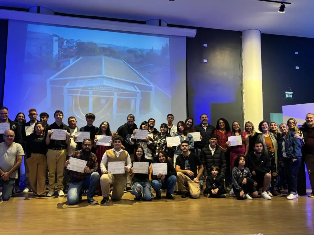 Siqueira Campos entrega certificados para grupo de teatro municipal