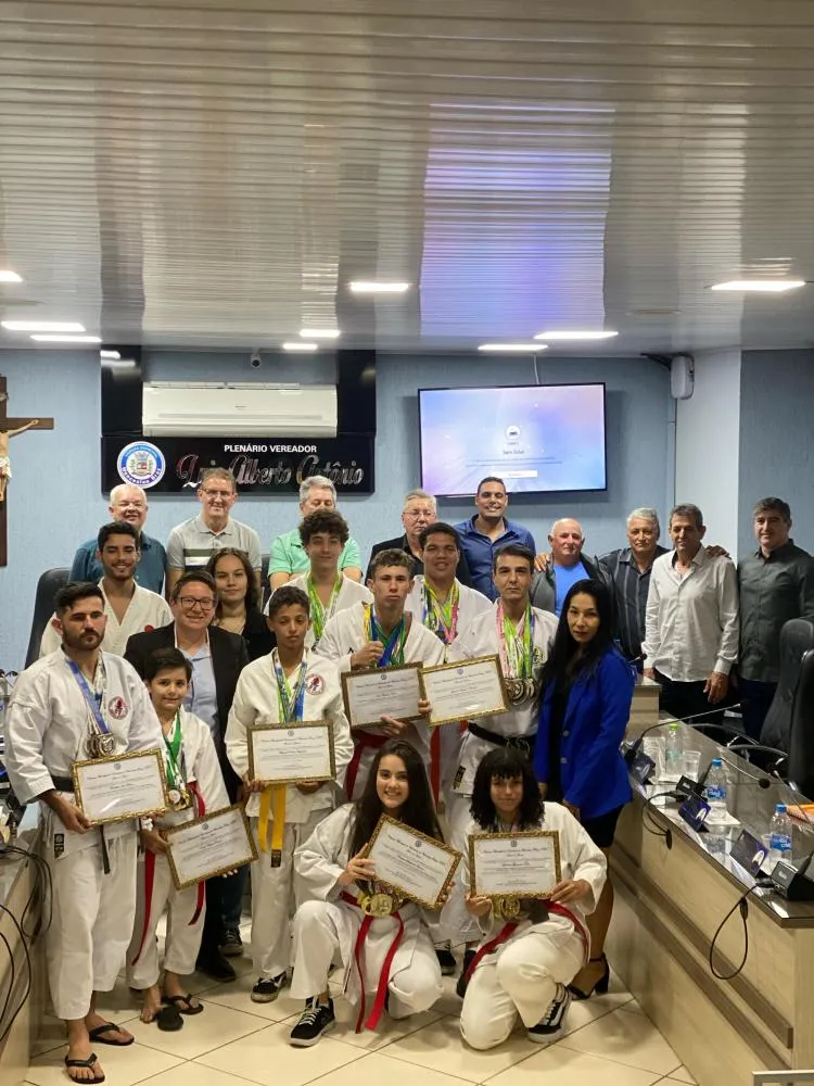 Karatecas brazenses recebem homenagem na Câmara por conquistas estaduais
