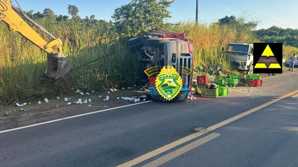 Motorista fica ferido após tombar caminhão em Carlópolis