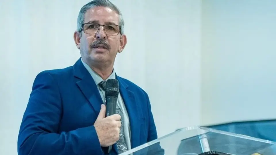 Pastor renuncia cargo após ter fotos íntimas vazadas por amante; veja imagens