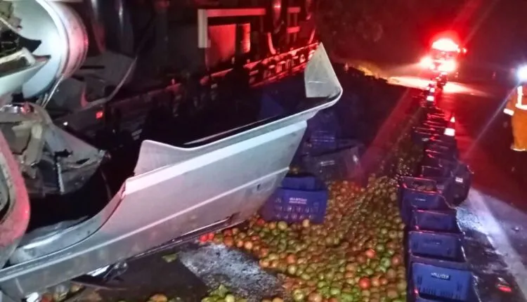Caminhão carregado com tomate tomba e motorista morre