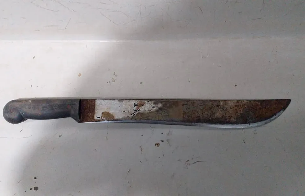 Idosa chama a polícia após ser ameaçada pelo vizinho com um facão