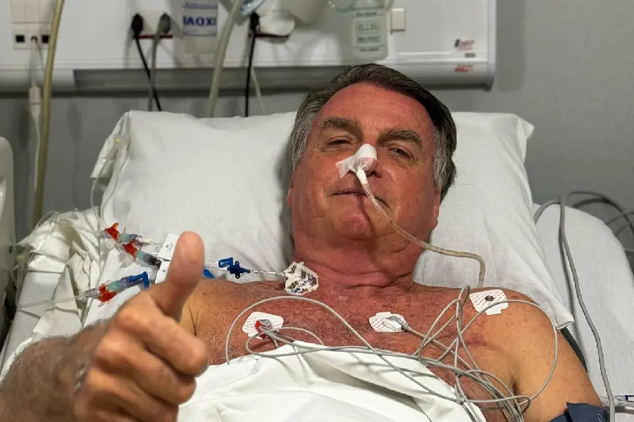 Bolsonaro posta foto em hospital após ser internado nesta sexta-feira