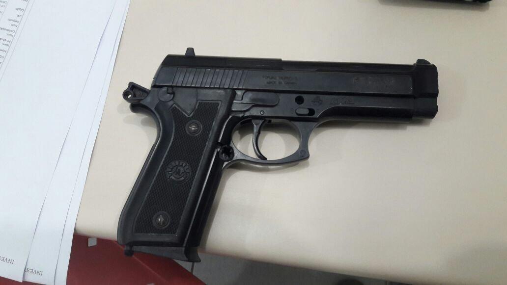 Policial apreende arma falsa com menor no Espaço Chico