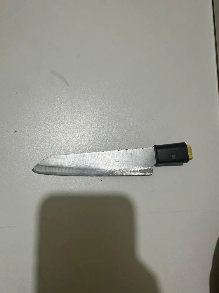 Homem é preso após ameaçar esfaquear a namorada próximo a escola da região