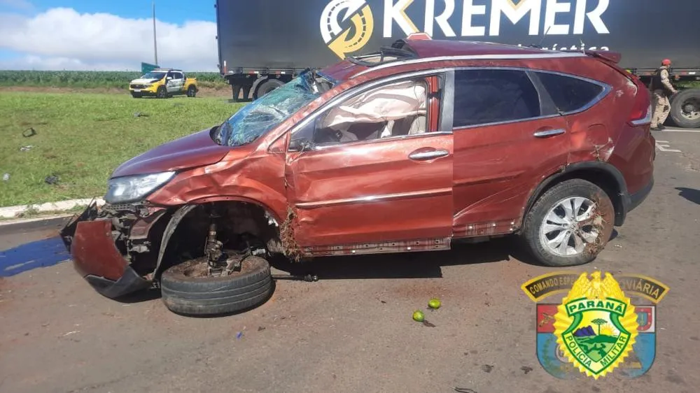 Acidente entre carro e carreta deixa mulher ferida na PR092 em Wenceslau Braz