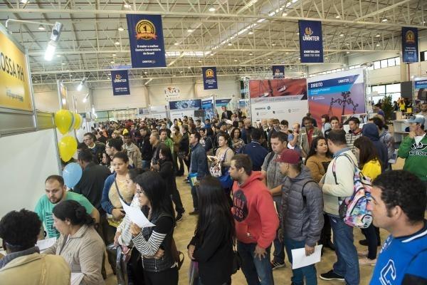 Quatro em cada dez paranaenses estão fora do mercado de trabalho
