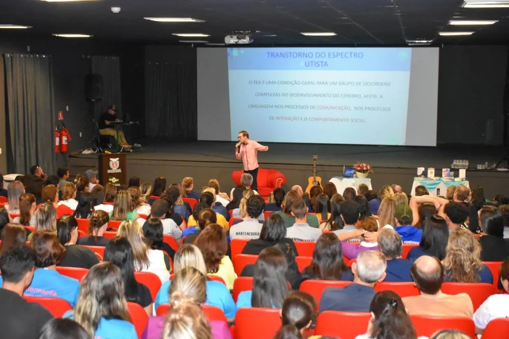 Jaguariaíva encerra Abril Azul com palestra sobre autismo ministrada por Marcos Petry