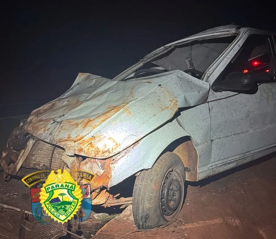 Carro capota e deixa motorista ferido