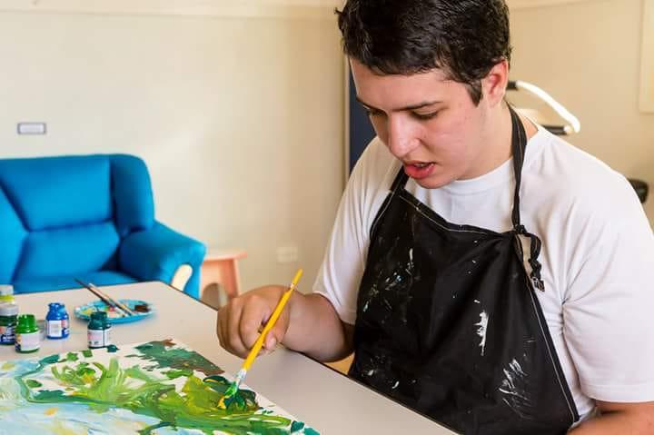 Projeto de professora de artes revela talento de aluno autista