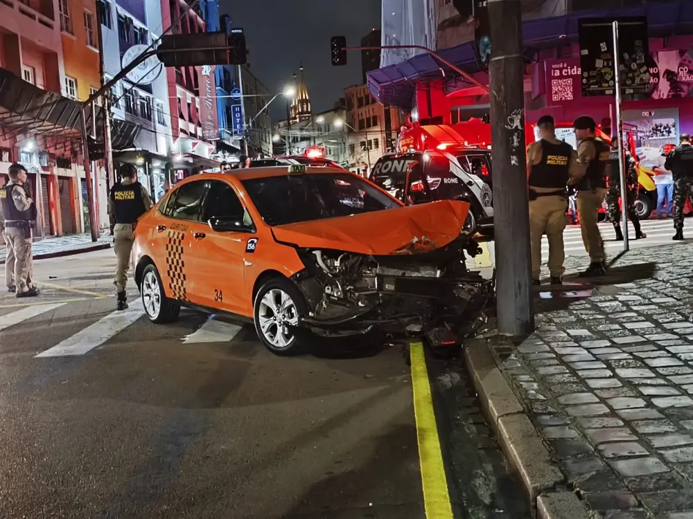 Policiais ficam feridos após viatura capotar ao ser atingida por táxi   