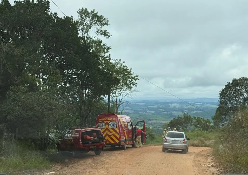 Homem é resgatado amarrado após ser jogado de penhasco em parque de Jaguariaíva