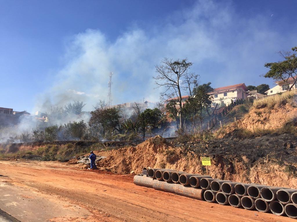 Incêndio às margens da rodovia castiga moradores de W. Braz