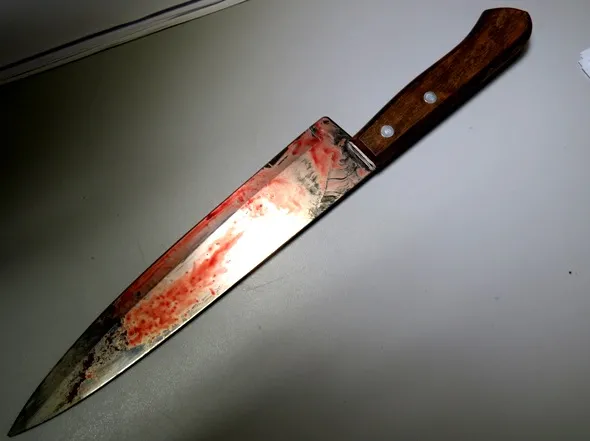 Mulher fica ferida ao segurar faca para não ser morta pelo namorado