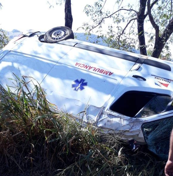 Ambulância capota, três pessoas morrem e duas ficam feridas