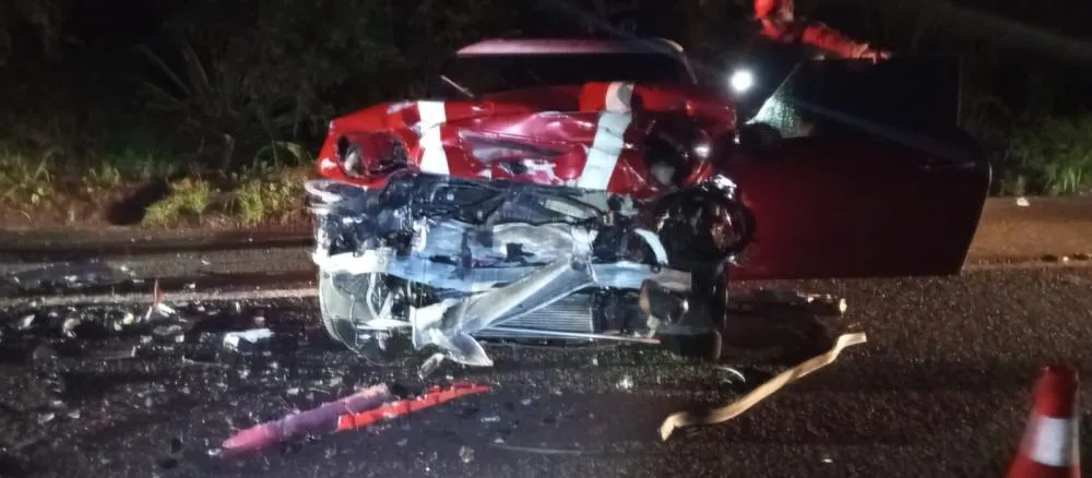 Acidente envolvendo carro, ônibus e caminhão deixa motorista em estado grave