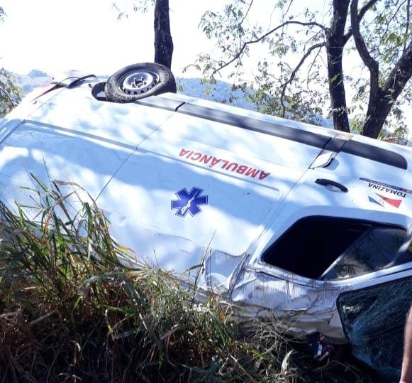 Ambulância de Tomazina capota na PR-422