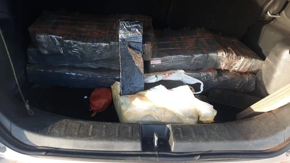 Casal é preso transportando drogas em carro com duas crianças no Norte Pioneiro