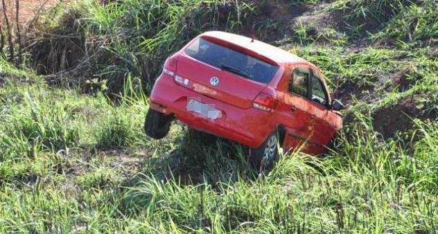 Motorista perde o controle após sofrer mal súbito e sai da pista