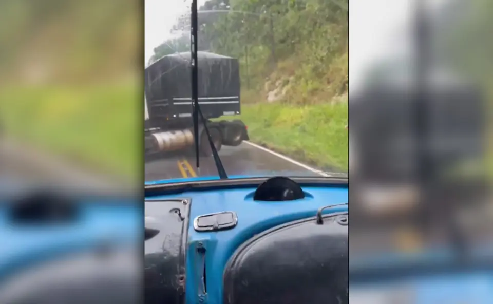 Caminhões quase batem de frente em estrada dos Campos Gerais; veja o momento
