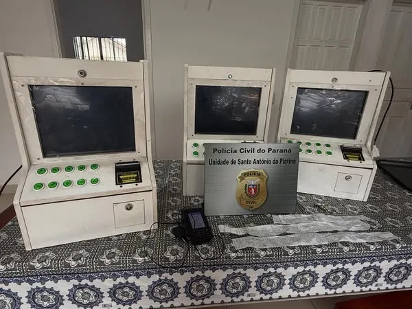 Polícia encontra máquinas caça-níqueis e idoso vai parar na delegacia