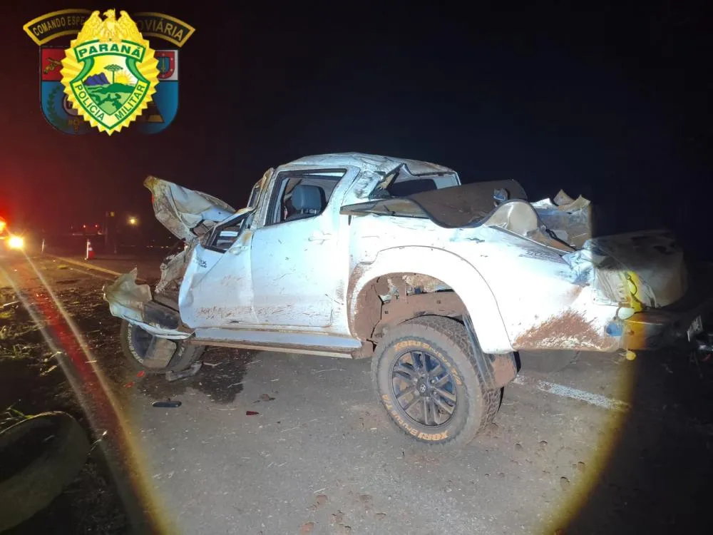 Hilux fica destruída após capotamento no Norte Pioneiro