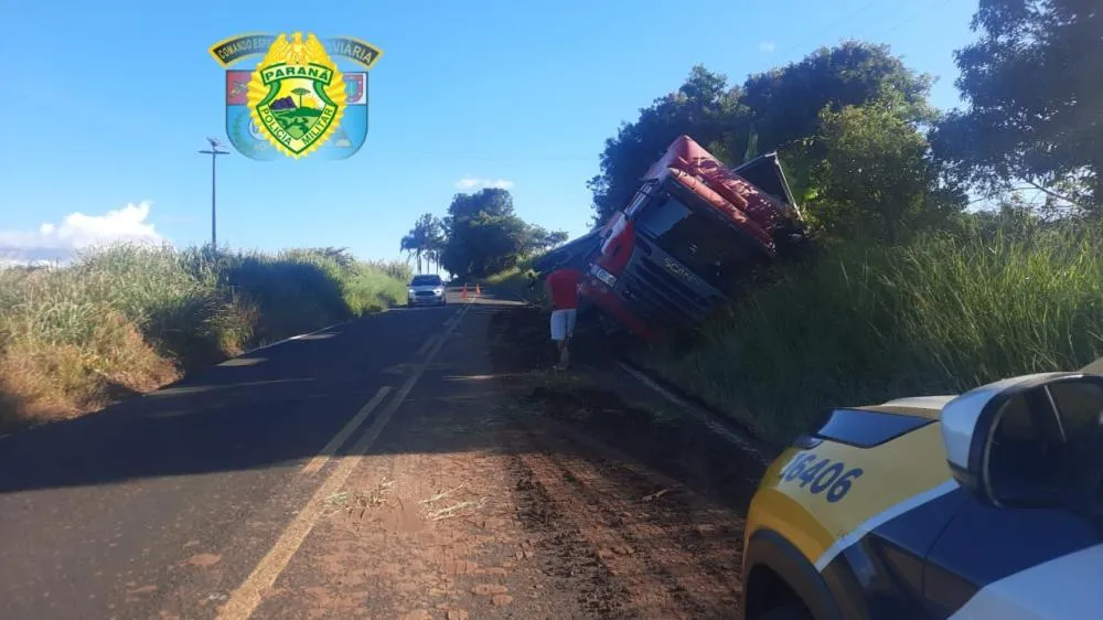 Carreta tomba entre Wenceslau Braz e Santana do Itararé
