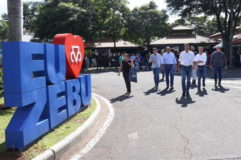 Com Ratinho Junior, Paraná mostra força na pecuária durante a 90ª ExpoZebu em Minas Gerais