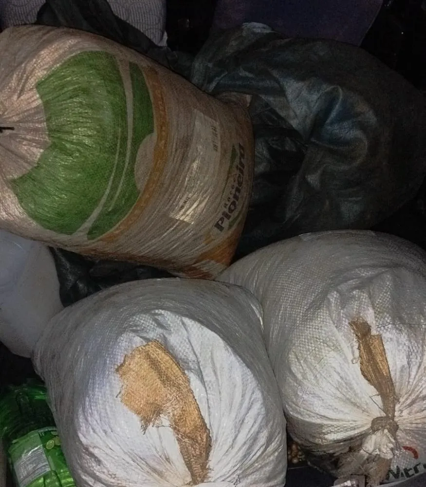 Suspeitos são pegos furtando café, abandonam carro e ficam no prejuízo