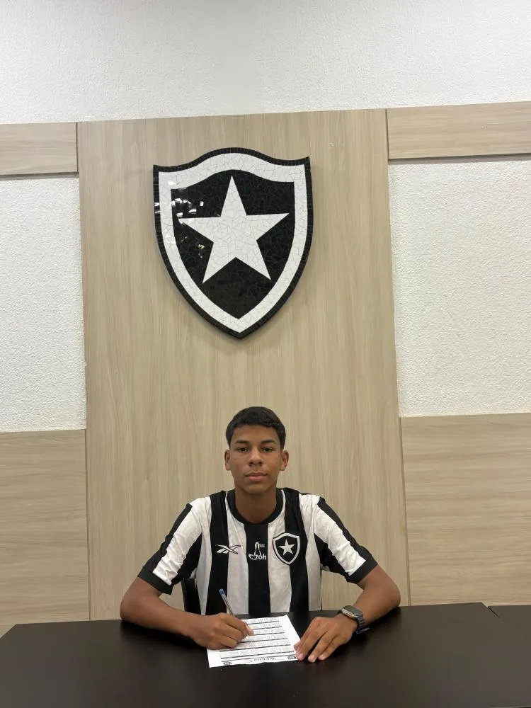 Jogador de futebol de Tomazina conquista sonho na carreira e é contratado pelo Botafogo