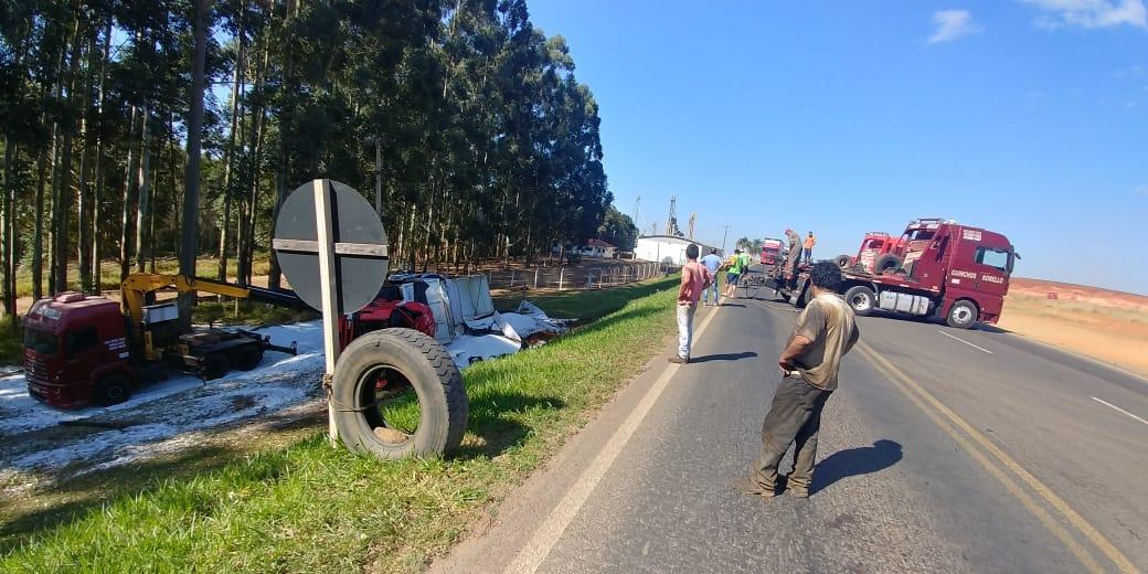 Caminhão de W. Braz tomba na PR-092 e motorista fica ferido